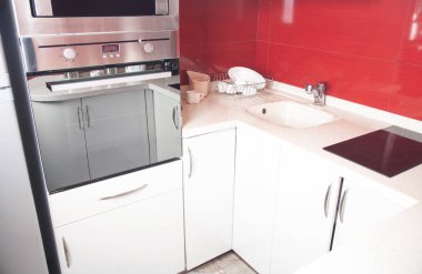 Modern mobilyalarla dolu bir mutfak. Mutfak tasarımı