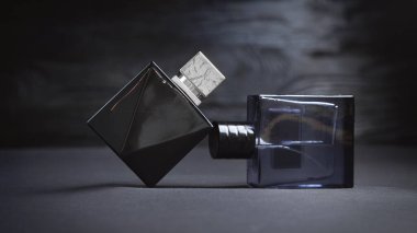 Siyah arka planda parfüm şişeleri.