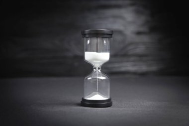 siyah arka plan üzerine kum saati.