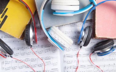 Kulaklıklar ve notalar üzerine kitap.