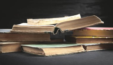 Siyah arka planda eski kitaplar.