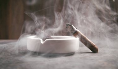  Puro ve kül tablası masada. Sigara içmek.