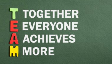 Yeşil arka planda renkli kelime takımı.