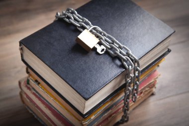 Zincirli ve asma kilitli bir kitap. Bilgi güvenliği