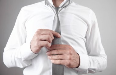 İş adamı kravatını düzeltiyor. Moda, Yaşam Tarzı