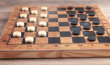 Tahta arkaplanda dama oyunu.