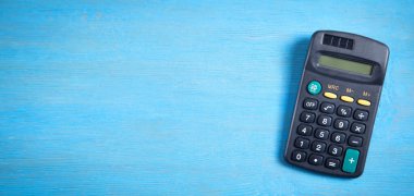 Mavi arkaplanda hesap makinesi.