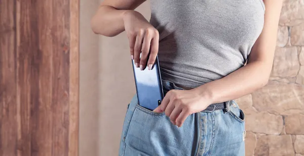 Mujer Poniendo Smartphone Bolsillo Jeans — Foto de Stock