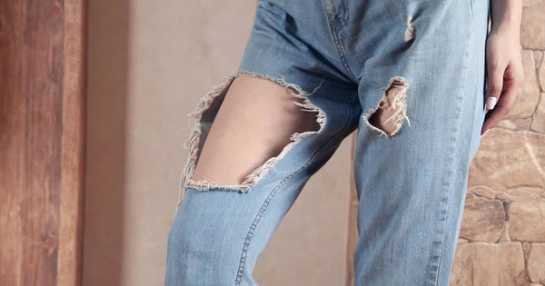 Jovem Mulher Jeans Rasgado Moderno Casa — Fotografia de Stock