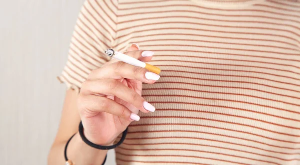 Egy Égő Cigarettát Tartó Dohányzás — Stock Fotó