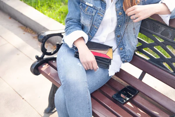 Ung Kvinna Med Handväska Sitter Bänken — Stockfoto