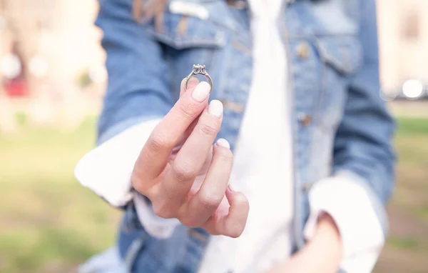 Nişan Yüzüğünü Gösteren Genç Bir Kadın — Stok fotoğraf