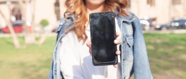 Wanita Muda Memegang Smartphone Rusak Luar Ruangan — Stok Foto