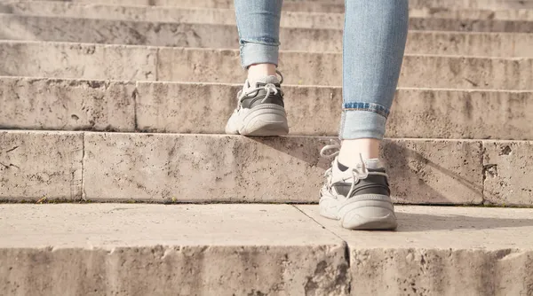 Genç Bir Kadın Şehirde Merdivenlerden Çıkıyor — Stok fotoğraf