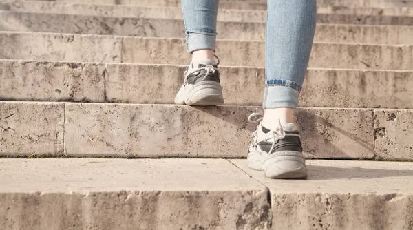 Junge Frau Läuft Der Stadt Die Treppe Hinauf — Stockfoto