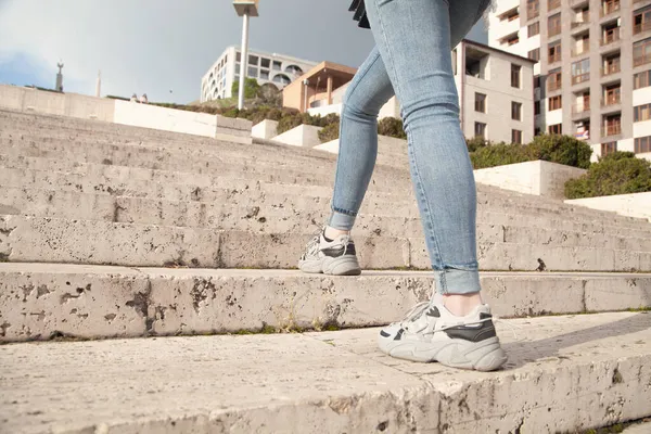 Junge Frau Läuft Der Stadt Die Treppe Hinauf — Stockfoto