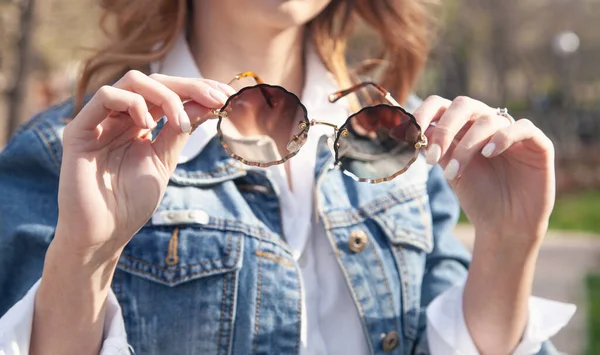 Młoda Kobieta Okularach Przeciwsłonecznych Zewnątrz — Zdjęcie stockowe