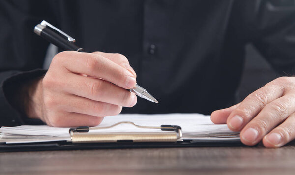 Судья-мужчина подписывает документ. Правосудие и право