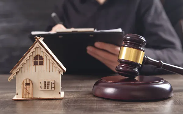 Judge Gavel House Model Table Man Signing Document Real Estate — Stock Photo, Image