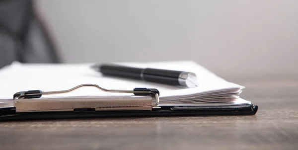 Vertrag Und Stift Auf Dem Schreibtisch Geschäftskonzept — Stockfoto