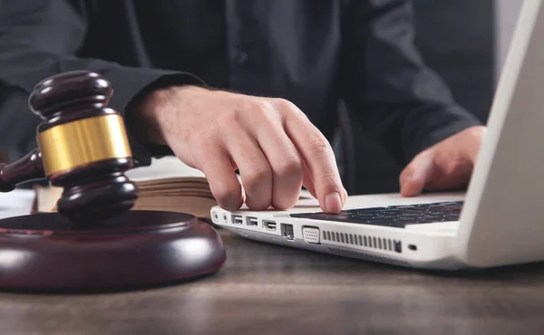 Άντρας Δικαστής Πληκτρολογεί Στο Πληκτρολόγιο Laptop Δικαιοσύνη Και Δίκαιο — Φωτογραφία Αρχείου