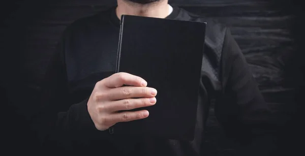 Homem Caucasiano Segurando Bíblia Religião — Fotografia de Stock
