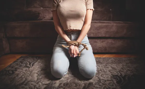Les Mains Une Victime Femme Attachée Avec Une Corde — Photo