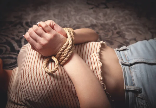Mãos Uma Mulher Vítima Amarrada Com Corda — Fotografia de Stock