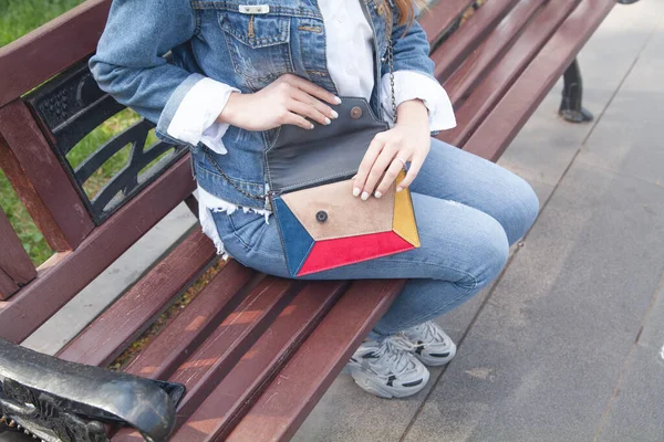 Junge Frau Sitzt Mit Handtasche Auf Bank — Stockfoto