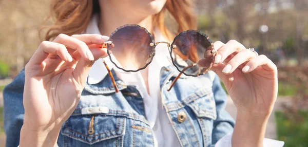 Młoda Kobieta Okularach Przeciwsłonecznych Zewnątrz — Zdjęcie stockowe