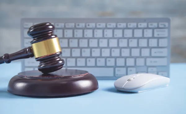 Δικαστής Gavel Ποντίκι Υπολογιστή Και Πληκτρολόγιο — Φωτογραφία Αρχείου