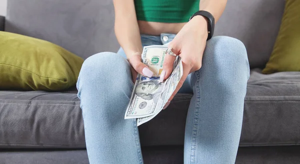 Mujer Joven Sosteniendo Billetes Dólar Casa — Foto de Stock