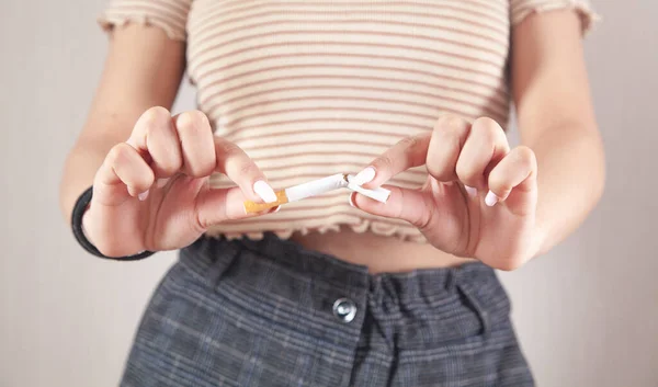 Una Giovane Donna Con Una Sigaretta Rotta Smetti Fumare — Foto Stock