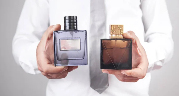 Mężczyzna Trzymający Butelki Perfum — Zdjęcie stockowe