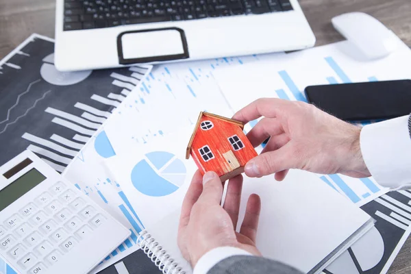 Homem Segurando Modelo Casa Cálculo Empréstimo Finanças Investimento Para Imóveis — Fotografia de Stock