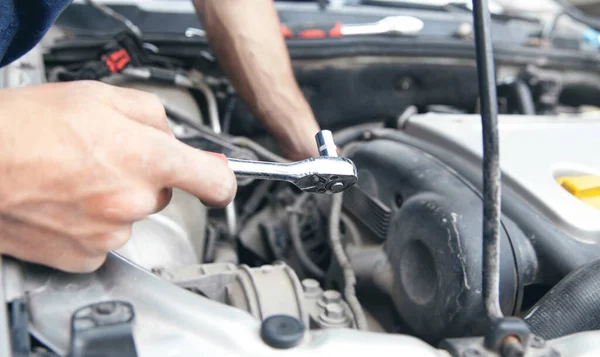 Mechanic Repairing Car Ratchet Wrench — Stock Photo, Image