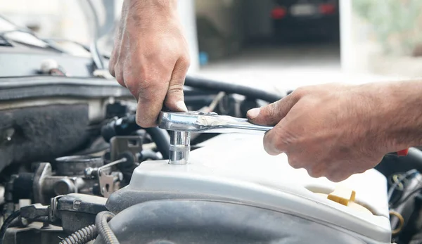 Mechanic Repairing Car Ratchet Wrench — Stock Photo, Image