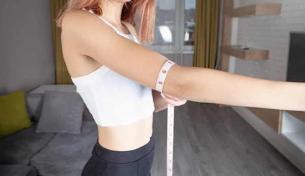 Jonge Vrouw Met Slank Lichaam Die Haar Spieren Meet Gewichtsverlies — Stockfoto