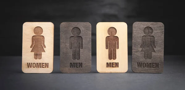Männer Und Frauen Holzsymbole Auf Schwarzem Hintergrund — Stockfoto