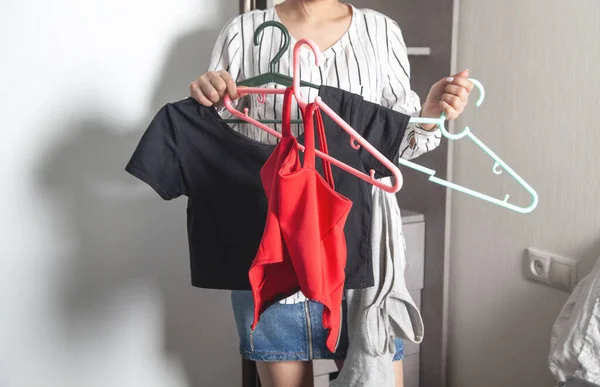 Wanita Muda Memilih Pakaian Rumah — Stok Foto