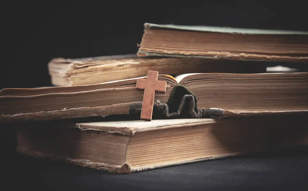 Keresztény Kereszt Biblia Fekete Háttér — Stock Fotó