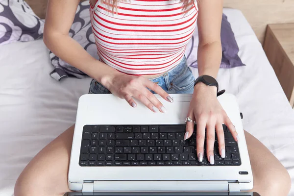 Hause Arbeiten Mädchen Arbeitet Auf Ihrem Laptop Bett — Stockfoto