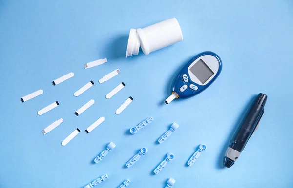 Glukometer Paskami Testowymi Innymi Przedmiotami Urządzenia Pomiaru Stężenia Glukozy Krwi — Zdjęcie stockowe