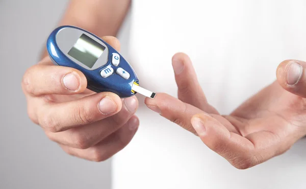 Hombre Midiendo Nivel Glucosa Casa — Foto de Stock