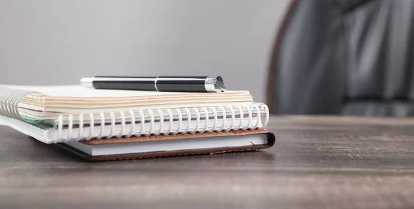 メモ帳とビジネスデスクのペン — ストック写真