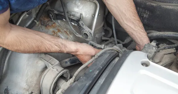 Mechanic Repairs Car Engine Car Maintenance — Stock Photo, Image