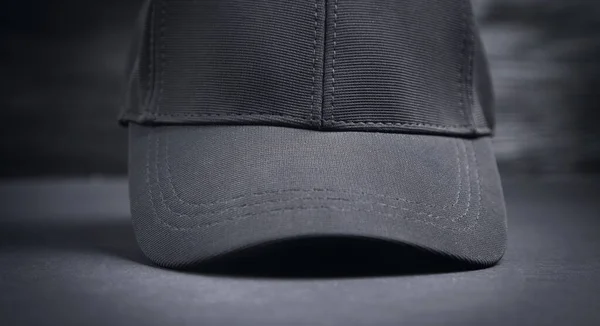 黒の背景に野球帽 — ストック写真