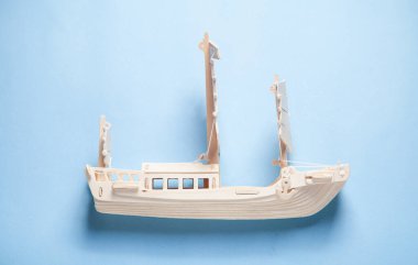 Mavi arka planda ahşap gemi modeli. Seyahat ve Macera