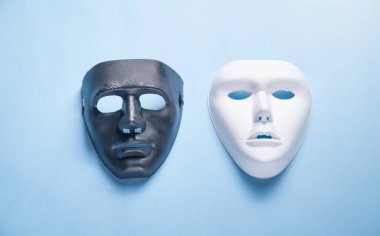 Mavi arka planda siyah beyaz maske.