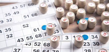 Loto masası oyunu için numaraları ve kartları olan variller.